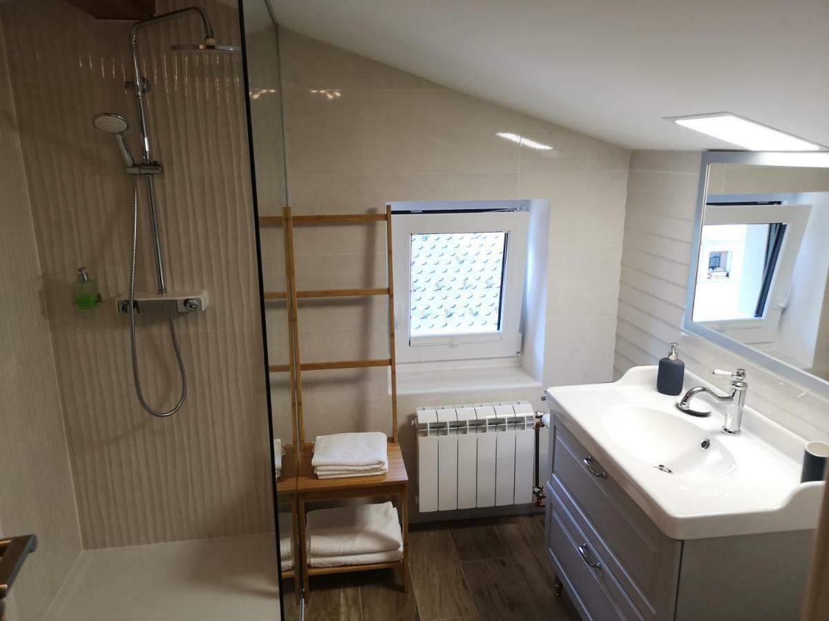 Holiday House Red Deer เปรดวอร์ ภายนอก รูปภาพ