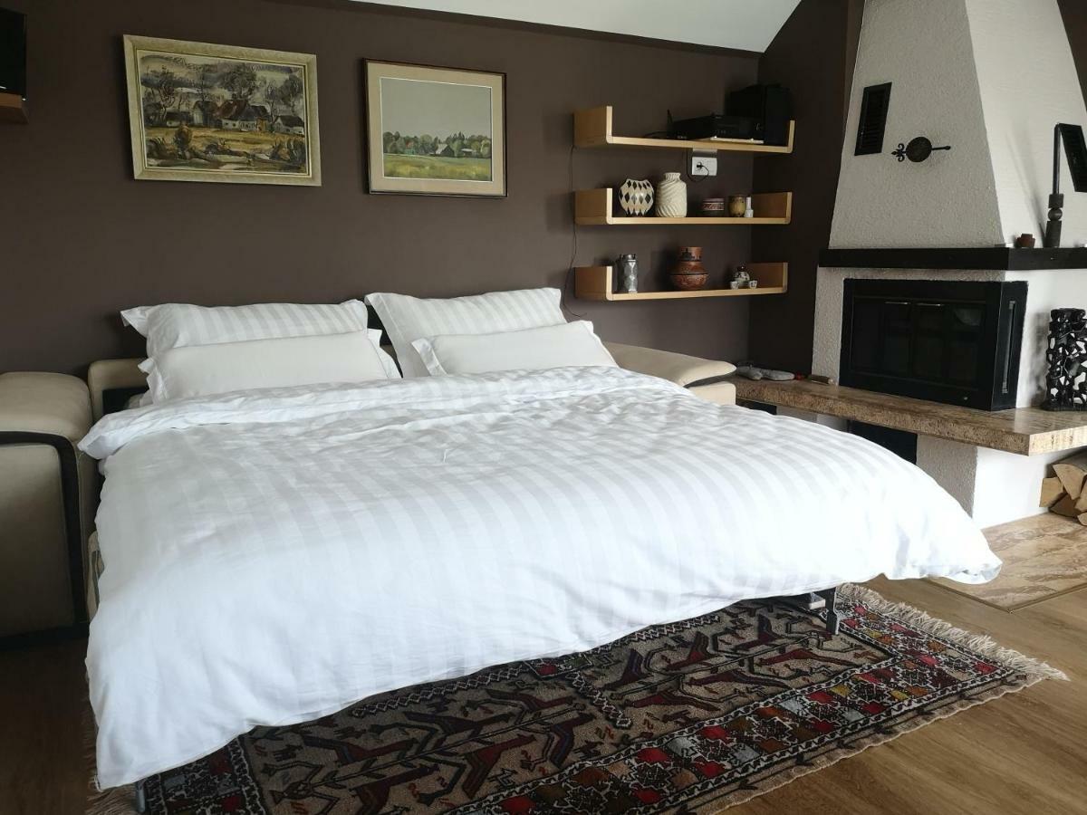 Holiday House Red Deer เปรดวอร์ ภายนอก รูปภาพ
