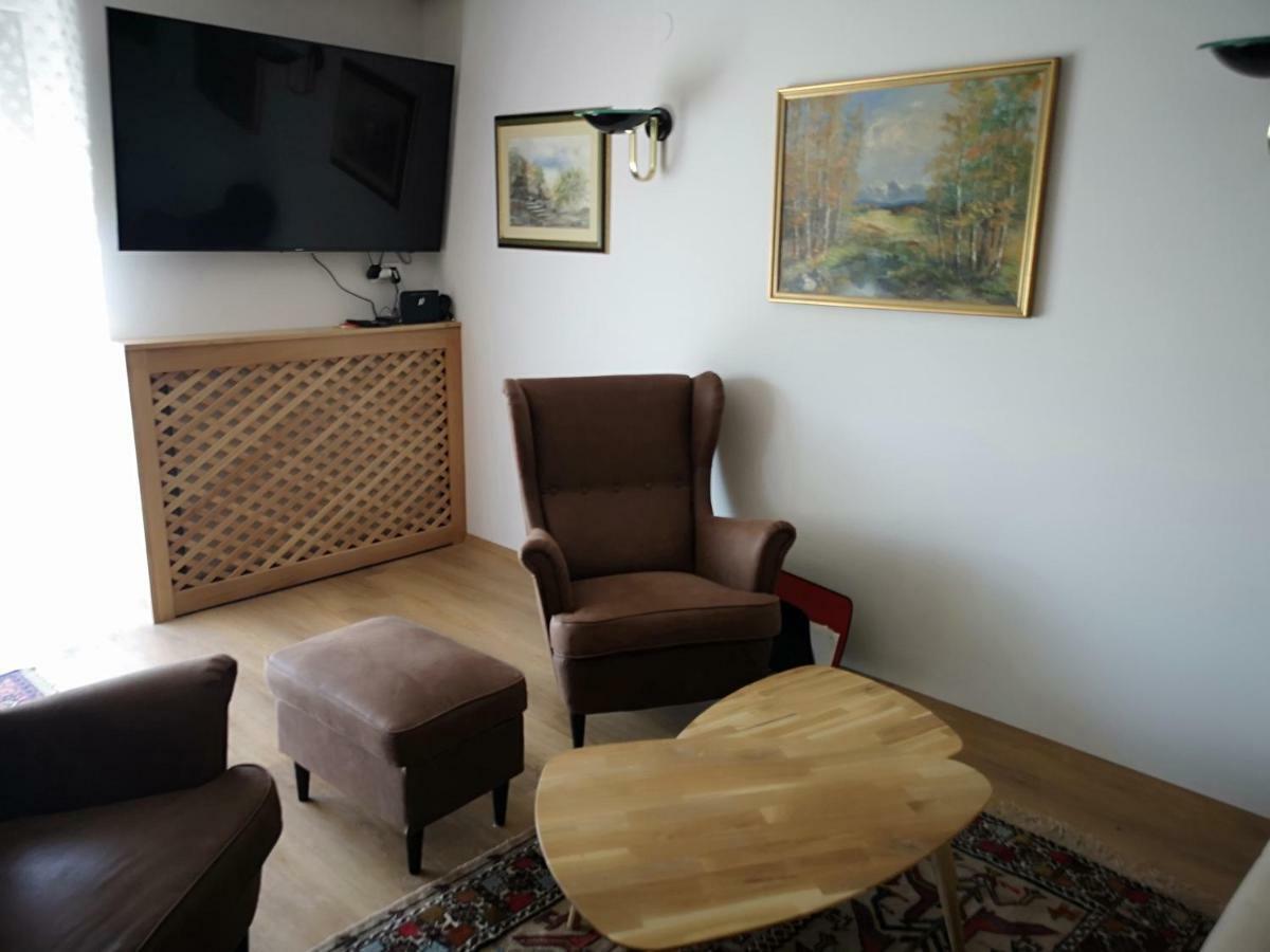 Holiday House Red Deer เปรดวอร์ ภายนอก รูปภาพ